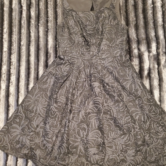 Zac Posen Dresses & Skirts - ♠️ Truly Zac Posen dress w/ pockets